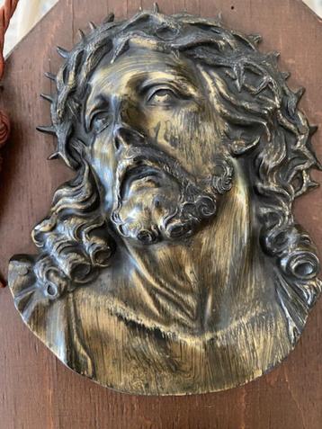 Antiek koper Christus hoofd + wijwatervatje op eiken plaat beschikbaar voor biedingen
