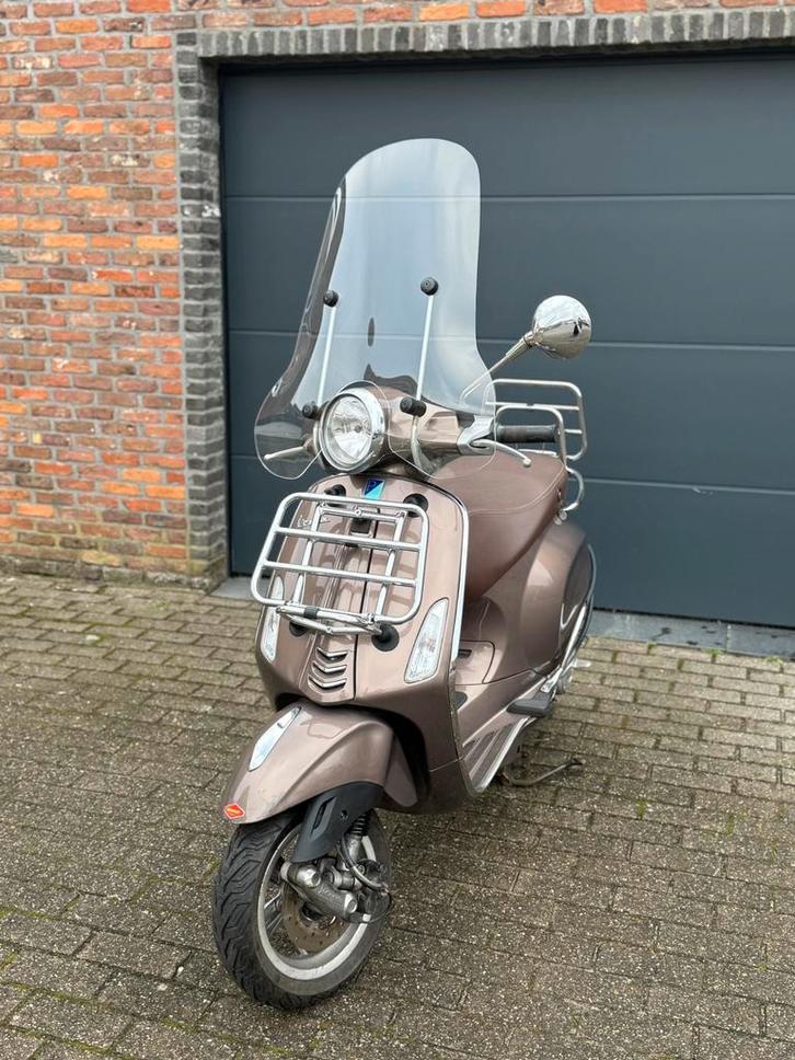 Vespa primavera touring A-klasse in goede staat, Fietsen en Brommers, Snorfietsen en Snorscooters, Zo goed als nieuw, Vespa, Ophalen