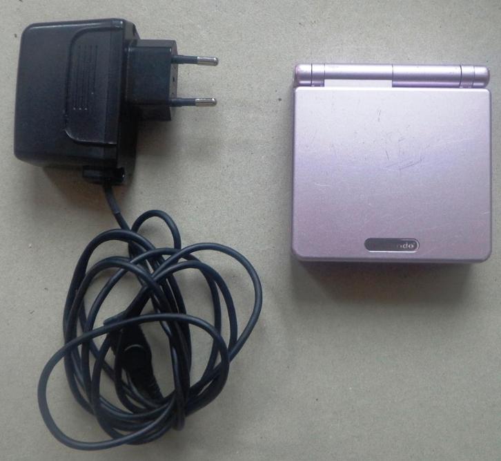 Gameboy Advance SP Rose AGS-001 + originele oplader, Consoles de jeu & Jeux vidéo, Consoles de jeu | Nintendo Game Boy, Utilisé