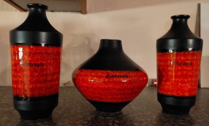 Set van 3 vintage rode en zwarte „Echternach” vazen, Antiek en Kunst, Antiek | Vazen, Ophalen of Verzenden