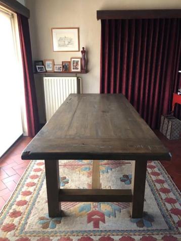 Grote familietafel met karakter. beschikbaar voor biedingen