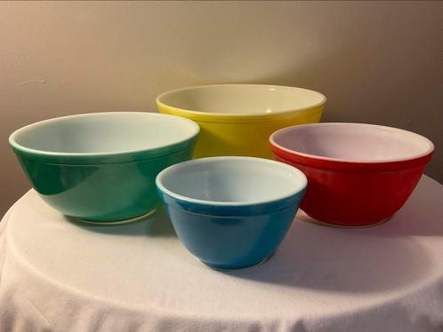 Pyrex Primary Color Bowls, Maison & Meubles, Cuisine | Vaisselle, Comme neuf, Verre, Enlèvement ou Envoi