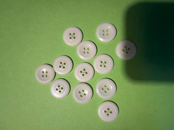 Doos nieuwe witte knopen beschikbaar voor biedingen