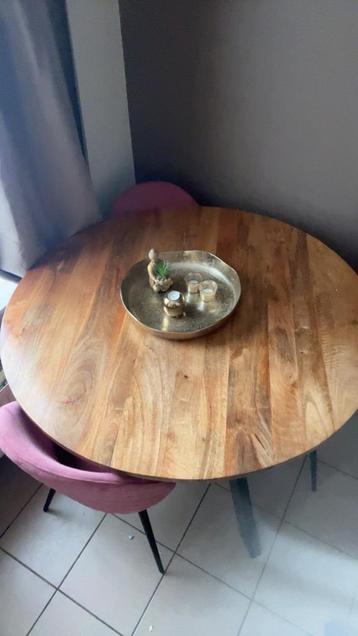 Ronde eettafel beschikbaar voor biedingen
