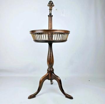 Elegant houten bijzettafel Ca.1960  beschikbaar voor biedingen