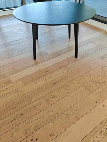 Zwarte ronde eettafel beschikbaar voor biedingen