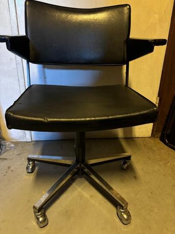 Chaise de bureau noire vintage