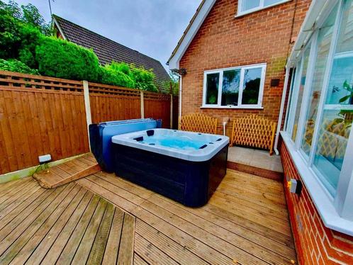 Korting-45%  zuinige 3 persoons jacuzzi geïsoleerd, Tuin en Terras, Bielzen en Borduren, Nieuw, Ophalen