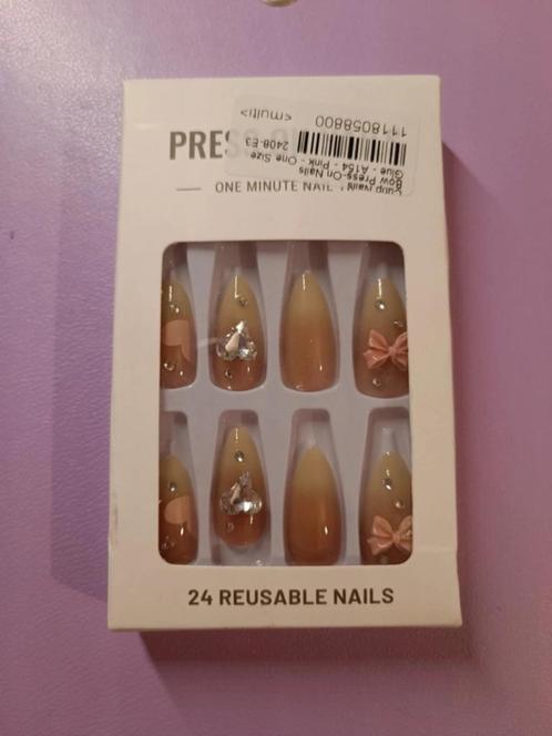 2x nepnagels + nagellijm, Handtassen en Accessoires, Uiterlijk | Cosmetica en Make-up, Nieuw, Accessoires, Handen en Nagels, Roze
