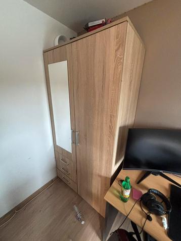 Kleerkast beschikbaar voor biedingen