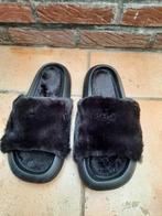 Zwarte fleece slippers maat 40/41, Noir, Enlèvement ou Envoi, Sandales de bain, Neuf