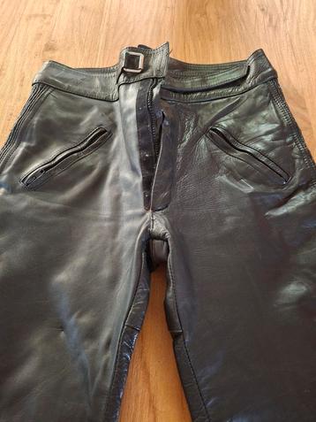 Te koop zwart lederen motorbroek beschikbaar voor biedingen