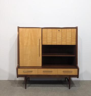 Tweekleurig vintage dressoir.  beschikbaar voor biedingen