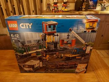 NOUVEAU train de marchandises Lego 60198 avec voies etc...