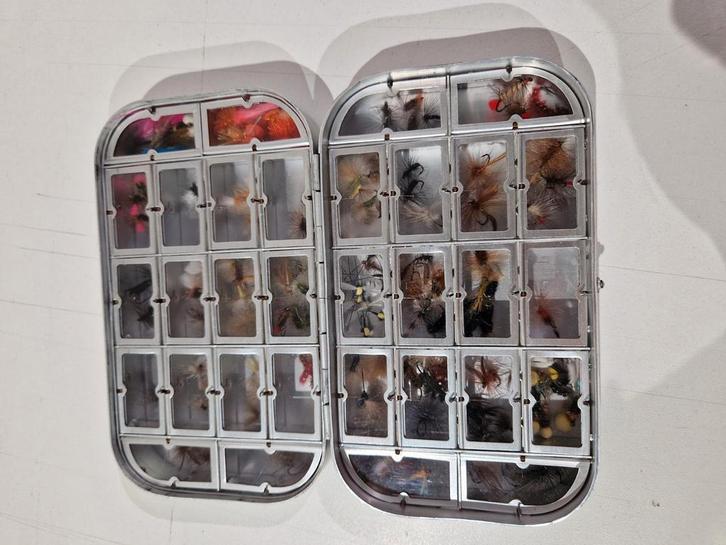 Wheatley 1609 32 Compartiment vliegdoos en 100 vliegen, Watersport en Boten, Hengelsport | Vliegvissen, Zo goed als nieuw, Ophalen of Verzenden