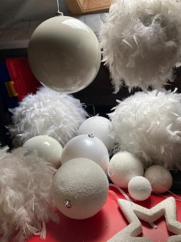 KERSTBALLEN WIT beschikbaar voor biedingen