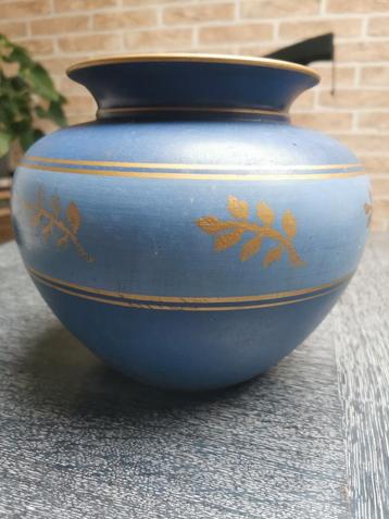 Handgemaakte keramische oude vaas 