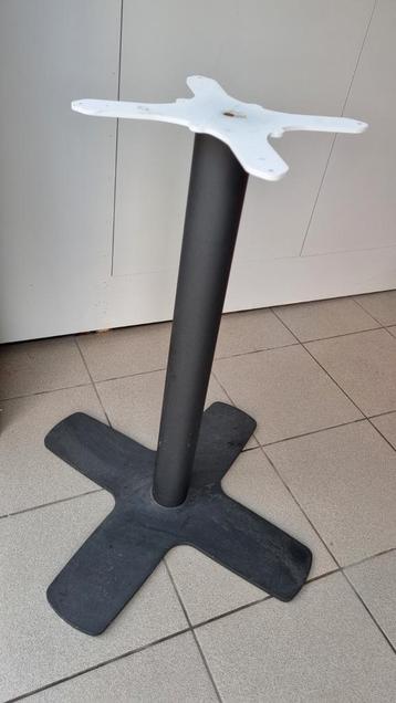 Onderstel tuin- of binnentafel. Ijzer, zwarte poot beschikbaar voor biedingen