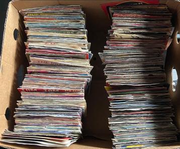 twee bananedozen met vinyl singels beschikbaar voor biedingen