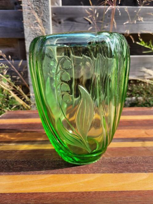 Mooie groen vaas meiklokjes, Antiek en Kunst, Antiek | Vazen, Ophalen of Verzenden