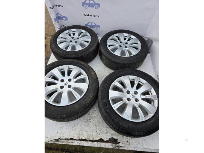 Jeu de jantes sport + pneus d'un Renault Captur, Autos : Pièces & Accessoires, Pneus & Jantes, Véhicule de tourisme, Utilisé, 3 mois de garantie