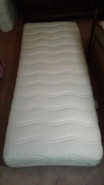 Matelas Medicott 200cm X 80cm X 27cm comme neuf disponible aux enchères