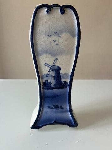 Delfts vaasje genummerd beschikbaar voor biedingen