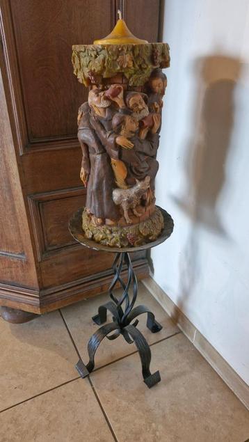 Grote vintage handgemaakte kaars op smeedijzeren kandelaar beschikbaar voor biedingen