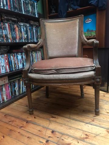 Antieke zitstoel is zeer oud en uniek! beschikbaar voor biedingen