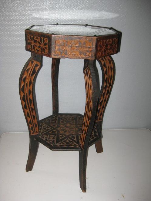 Congolees houten tafeltje met houtsnijwerk., Antiek en Kunst, Antiek | Meubels | Tafels, Ophalen of Verzenden