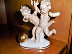 2 Spelende putti,s met gouden bal., Antiquités & Art, Art | Sculptures & Bois, Enlèvement ou Envoi