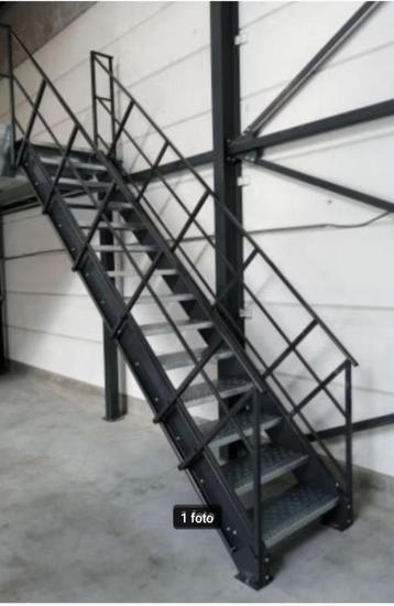 stalen trap met 2 leuningen en 14 tredes; beschikbaar voor biedingen