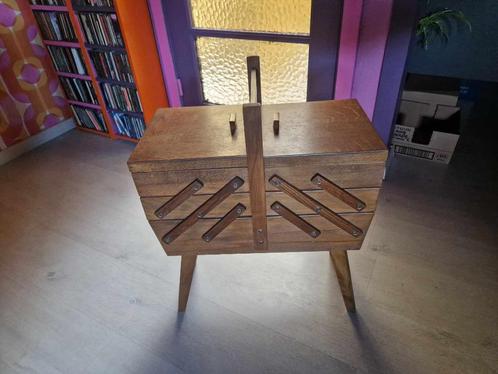 houten vintage naaikist op poten, Antiek en Kunst, Curiosa en Brocante, Ophalen