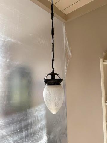 2 hang lampen met motief in glas beschikbaar voor biedingen