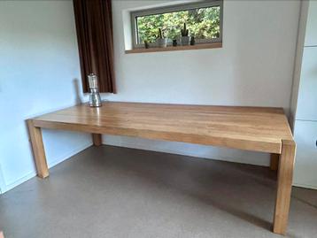Stevige grote stijlvolle massieve eettafel beschikbaar voor biedingen