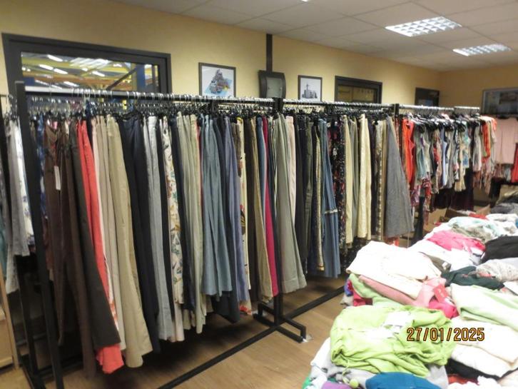 CONFECTIEMATERIAAL VOOR DAMES EN TWEEDEHANDSAPPARATUUR VOOR, Kleding | Dames, Dames-kledingpakketten, Nieuw, Ophalen