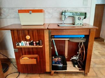 Vintage Janome naaimachine met houten kast beschikbaar voor biedingen