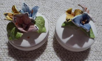 2 porseleinen potjes beschikbaar voor biedingen