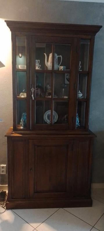 Magnifique armoire vitrine composée de deux parties  disponible aux enchères