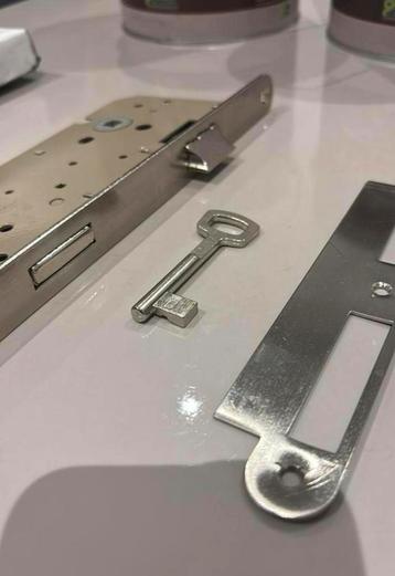 Deur sleutel slot zo goed als nieuw Met 1 sleutel beschikbaar voor biedingen