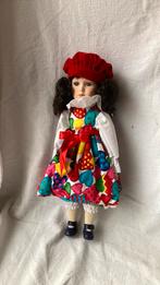 Une très jolie poupée avec une robe colorée avec des cœurs, Poupée, Neuf