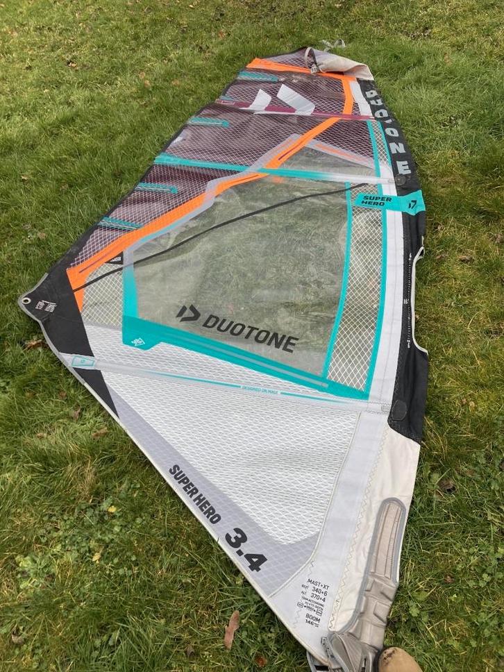 Duotone Superhero 3.4, Sports nautiques & Bateaux, Planche à voile, Comme neuf, Voile, Avec sac de transport, Moins de 5 m², Enlèvement