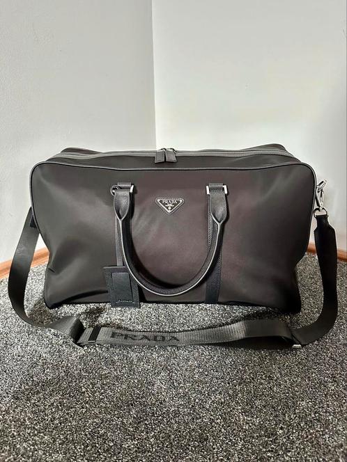 Prada Re-Nylon Tas / Duffle Bag met Logoplakkaat, Handtassen en Accessoires, Tassen | Schoudertassen, Zo goed als nieuw, Overige merken