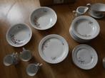 PORSELEINEN SERVIES MET BLOEMENTJES, Huis en Inrichting, Keuken | Servies, Ophalen of Verzenden, Zo goed als nieuw, Aardewerk