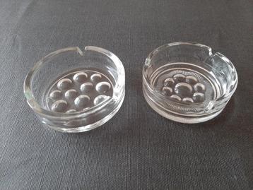 2 asbakken in glas beschikbaar voor biedingen