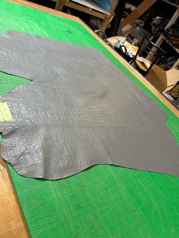 Lichtgrijs Italians leer lap 1.2mm dik soepel krokodil A-311 beschikbaar voor biedingen