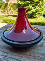 Le Creuset Tajine n27 Kersenrood. Nieuwstaat, diameter 27cm, Huis en Inrichting, Keuken | Potten en Pannen, Ophalen, Gietijzer