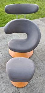 Ergonomische design stoel met bijbehorende hocker uit de Var, Huis en Inrichting, Metaal, Gebruikt, 75 tot 100 cm, Ergonomische design stoel met bijbehorende hocker
