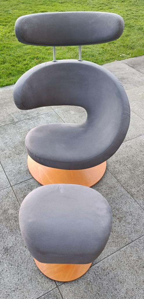 Ergonomische design stoel met bijbehorende hocker uit de Var, Maison & Meubles, Fauteuils, Utilisé, Bois, Métal, Tissus, 75 à 100 cm