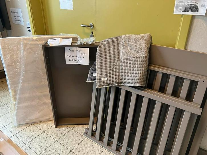 Box Brent – Taupe (incl. lade, dekmatras & Koeka boxkleed), Enfants & Bébés, Parcs, Utilisé, Rectangulaire, Réglable en hauteur